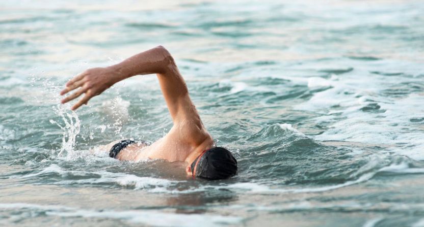 Homme qui fait de la natation